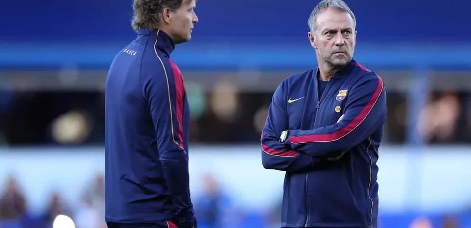 Entrenadores conversando antes del partido