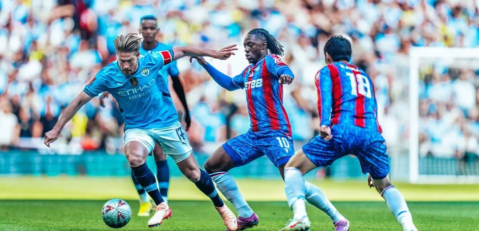 Jugador de Manchester City luchando por el balón