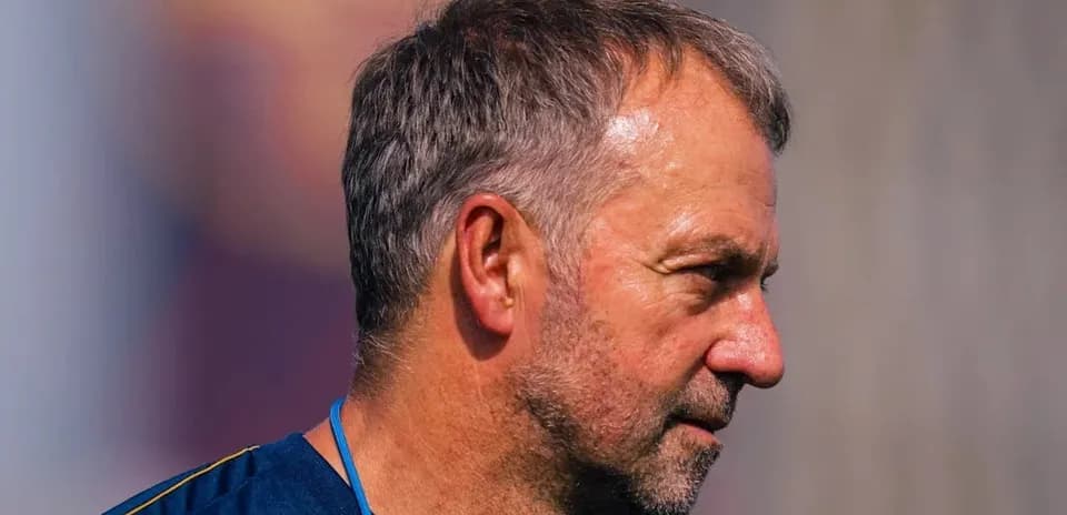 Entrenador observando el entrenamiento del equipo