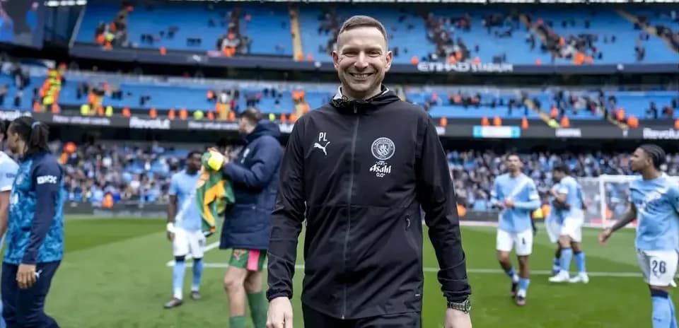Entrenador de Manchester City caminando por el campo