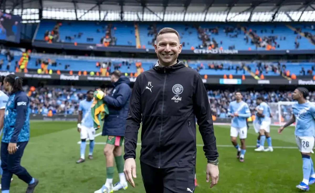 Entrenador de Manchester City caminando por el campo