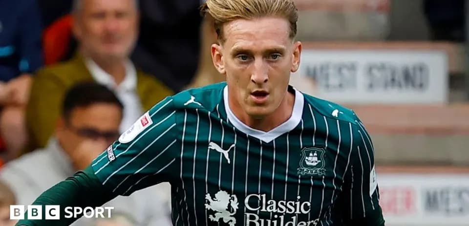 Jugador de Plymouth Argyle corriendo con balón en partido