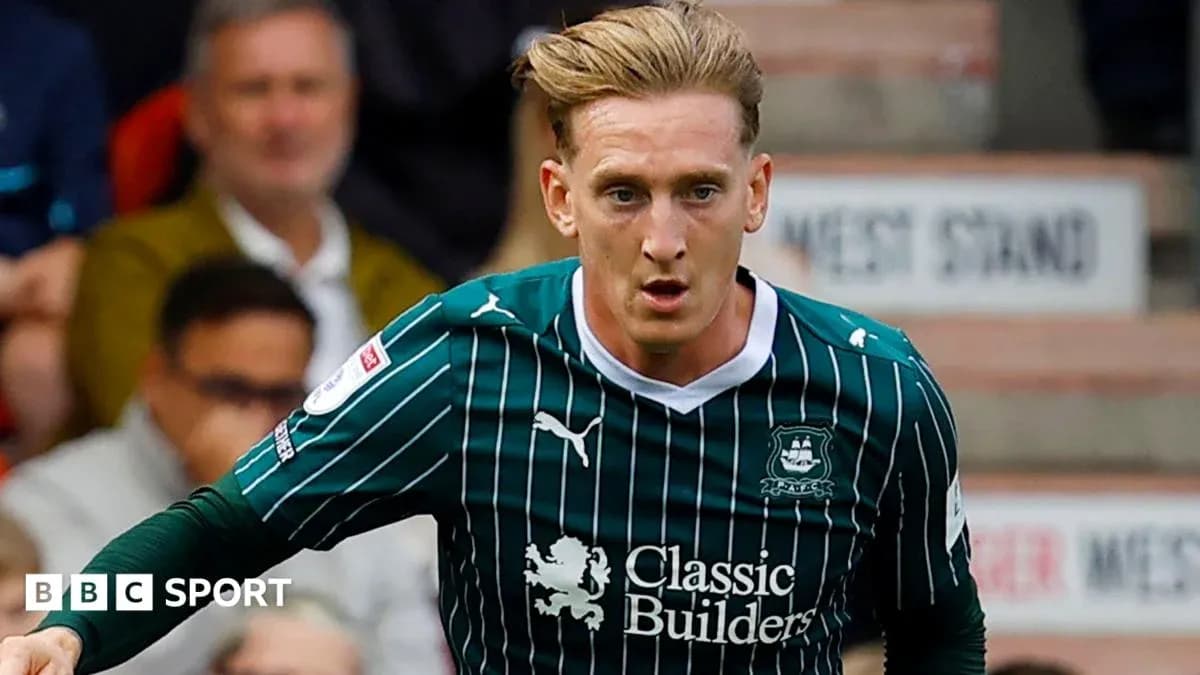 Jugador de Plymouth Argyle corriendo con balón en partido