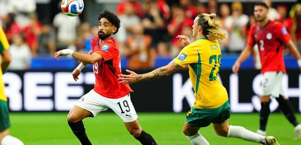 Jugador egipcio controlando el balón contra Australia