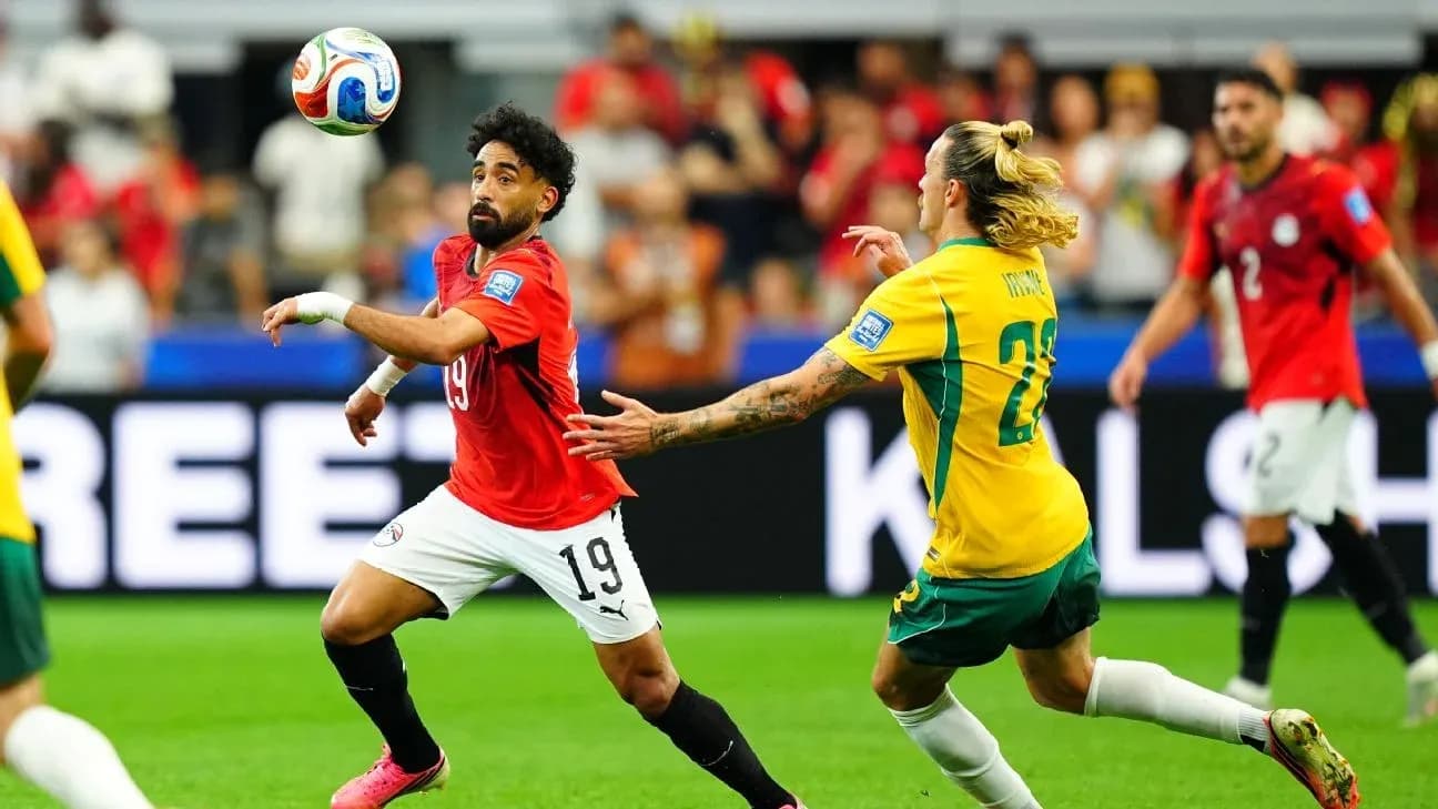 Jugador egipcio controlando el balón contra Australia