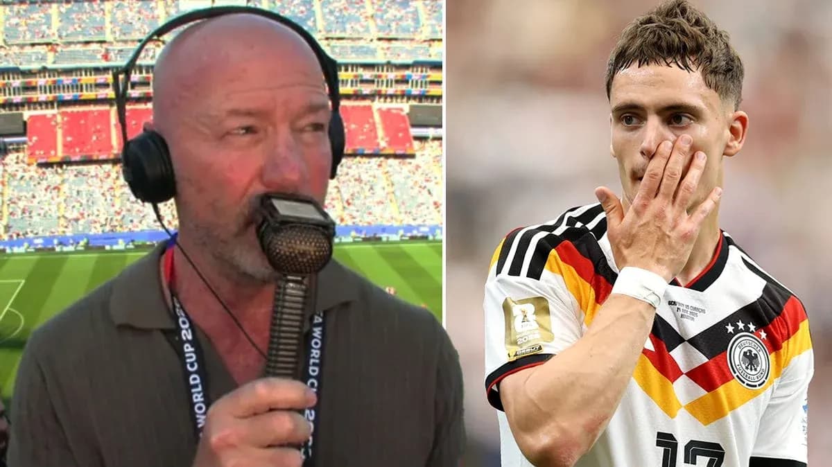 Locutor en Mundial y jugador alemán tocándose la cara