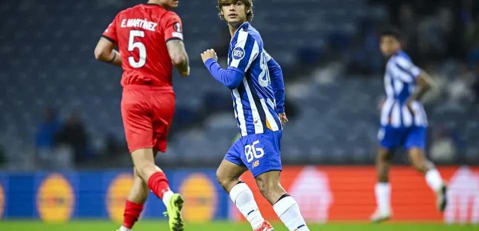 Jugadores en acción durante un partido de fútbol