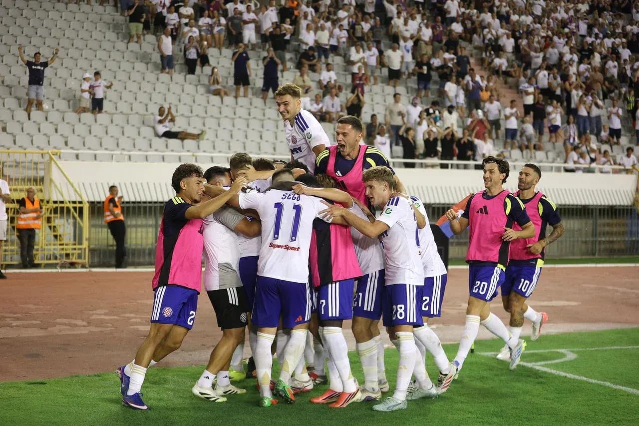 Jugadores de HNK Hajduk celebrando un gol