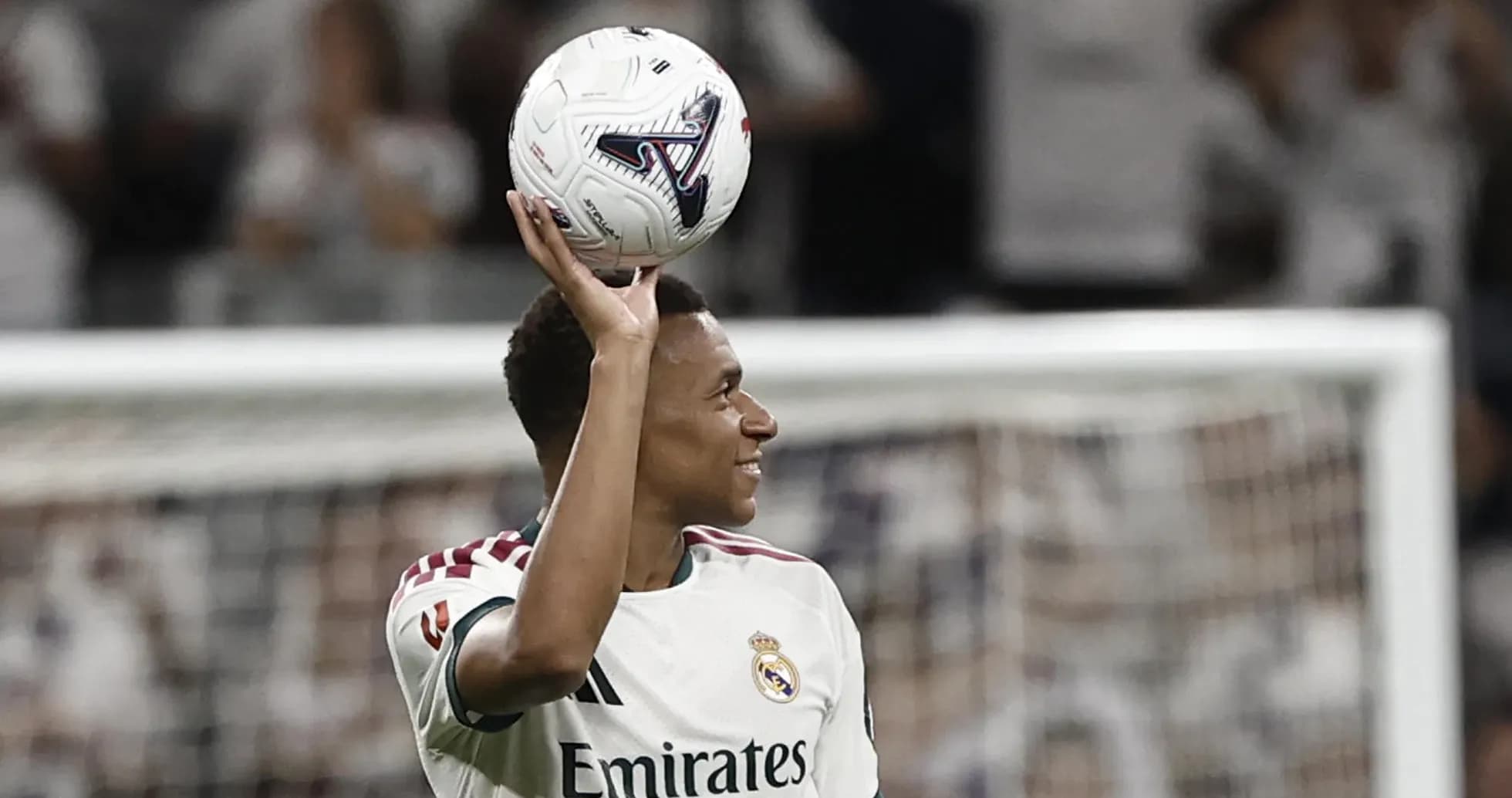 Jugador de Real Madrid sosteniendo el balón