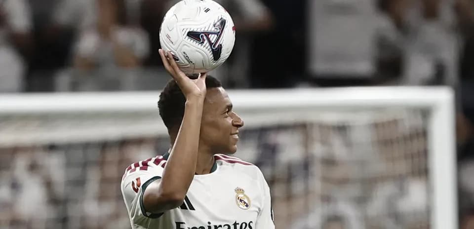 Jugador de Real Madrid sosteniendo el balón