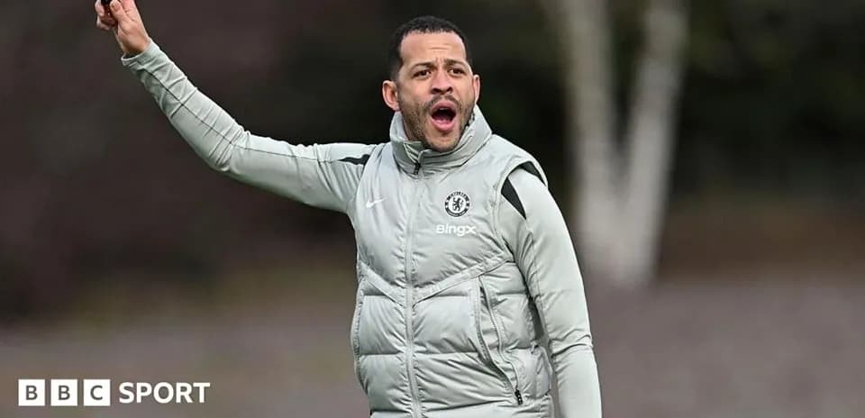 Entrenador dirigiendo durante sesión de entrenamiento