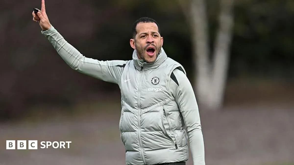 Entrenador dirigiendo durante sesión de entrenamiento