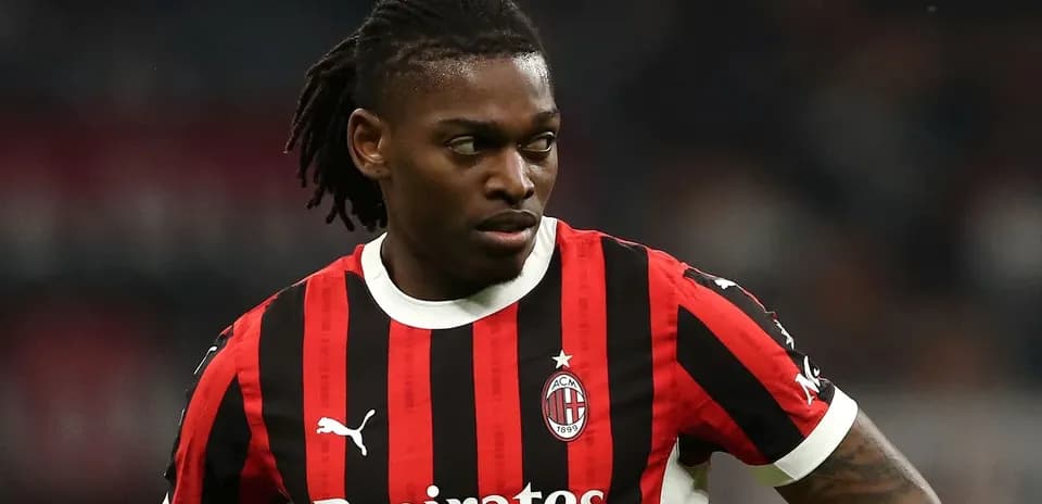 Jugador de AC Milan en uniforme de rayas rojas y negras