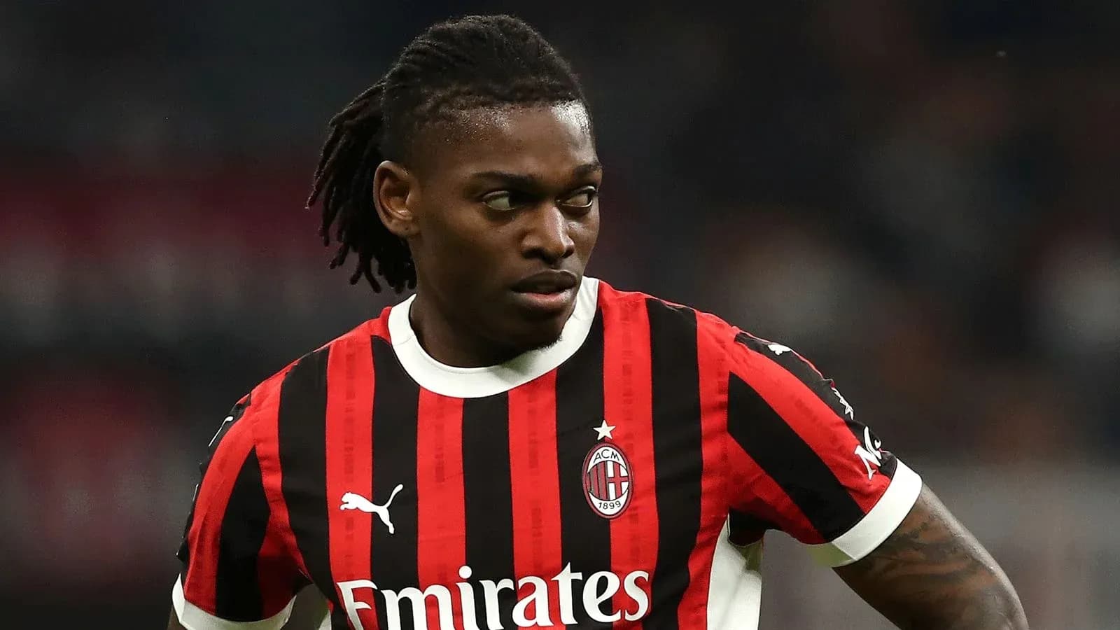 Jugador de AC Milan en uniforme de rayas rojas y negras