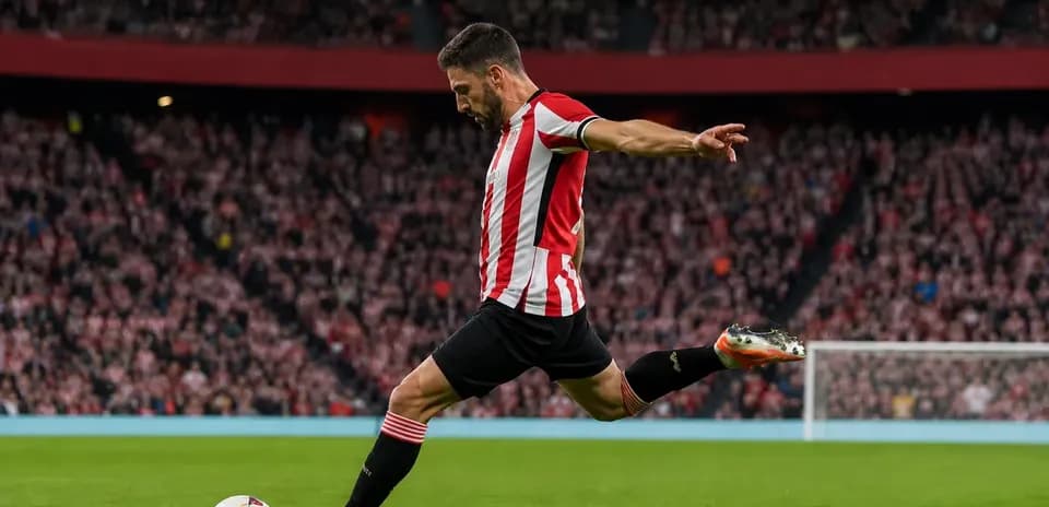 Jugador de Athletic Club ejecutando un tiro a puerta