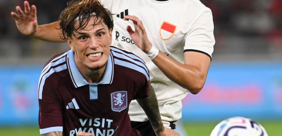 Jugador de Aston Villa luchando por el balón