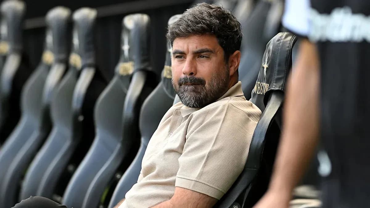 Entrenador sentado en el banquillo del estadio