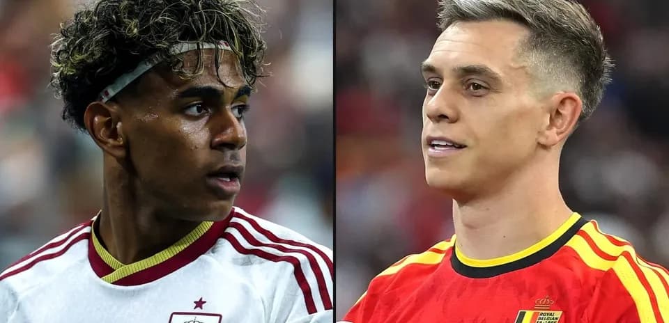 Jugadores de España y Bélgica en partido de fútbol