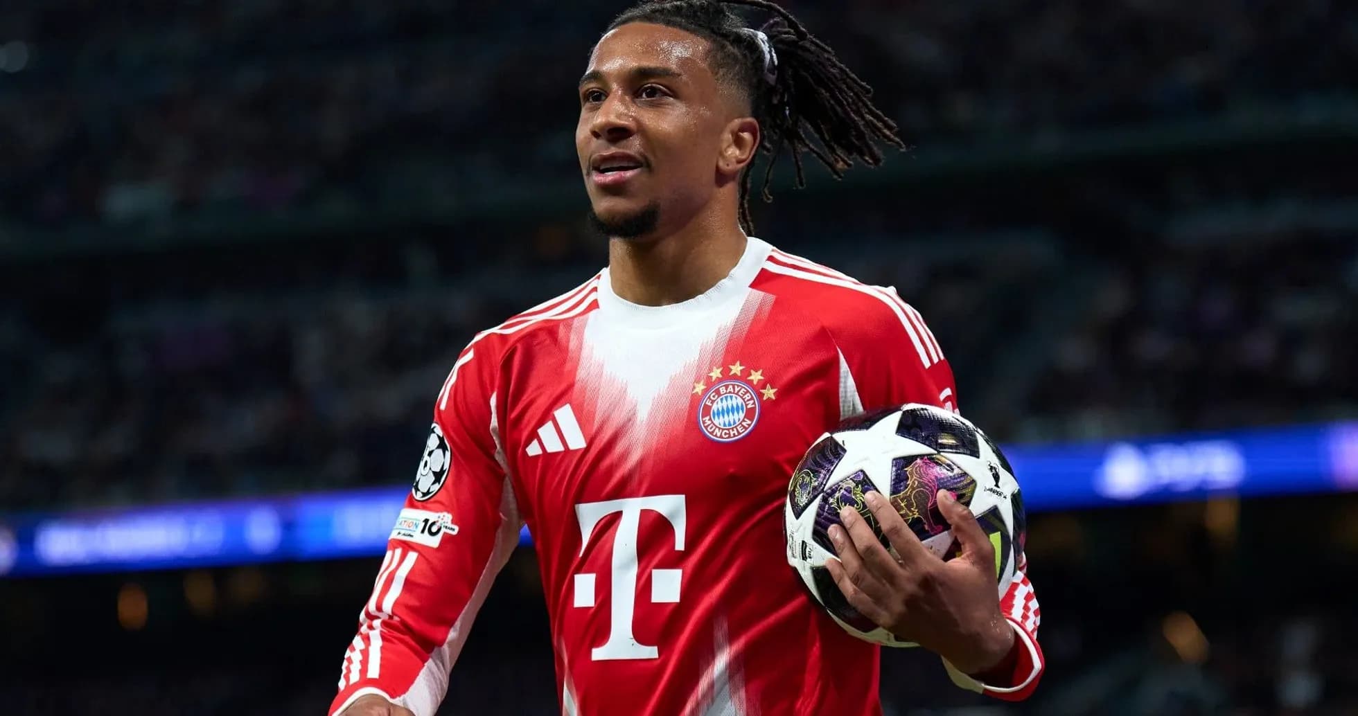 Jugador de Bayern Múnich sosteniendo balón en el campo