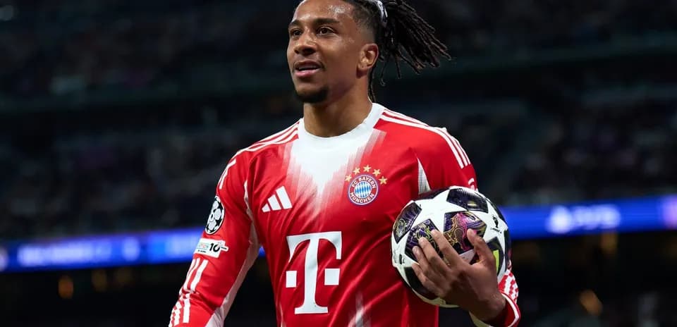Jugador de Bayern Múnich sosteniendo balón en el campo
