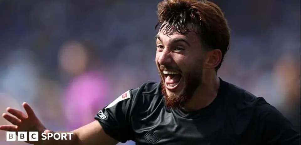 Jugador celebrando un gol durante el partido