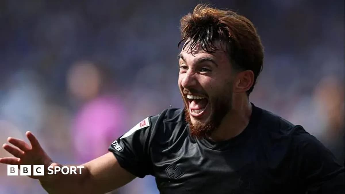 Jugador celebrando un gol durante el partido