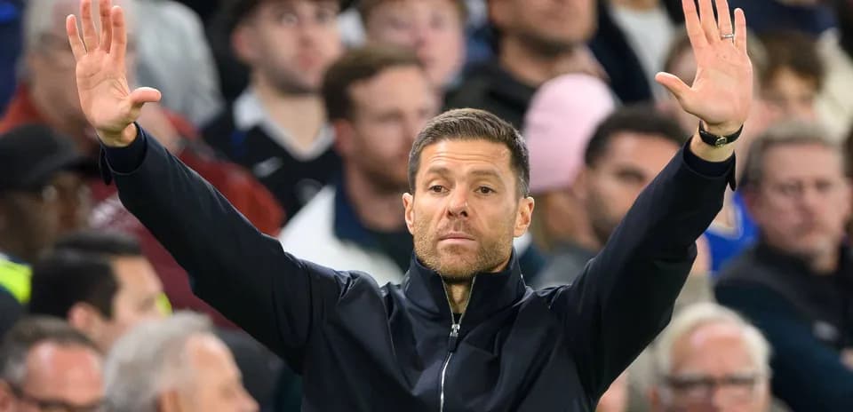 Entrenador dando instrucciones desde la línea de banda