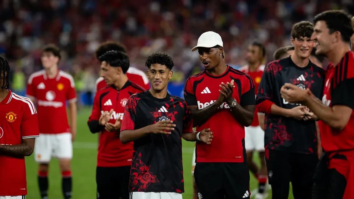 Jugadores de Manchester United celebrando en el campo