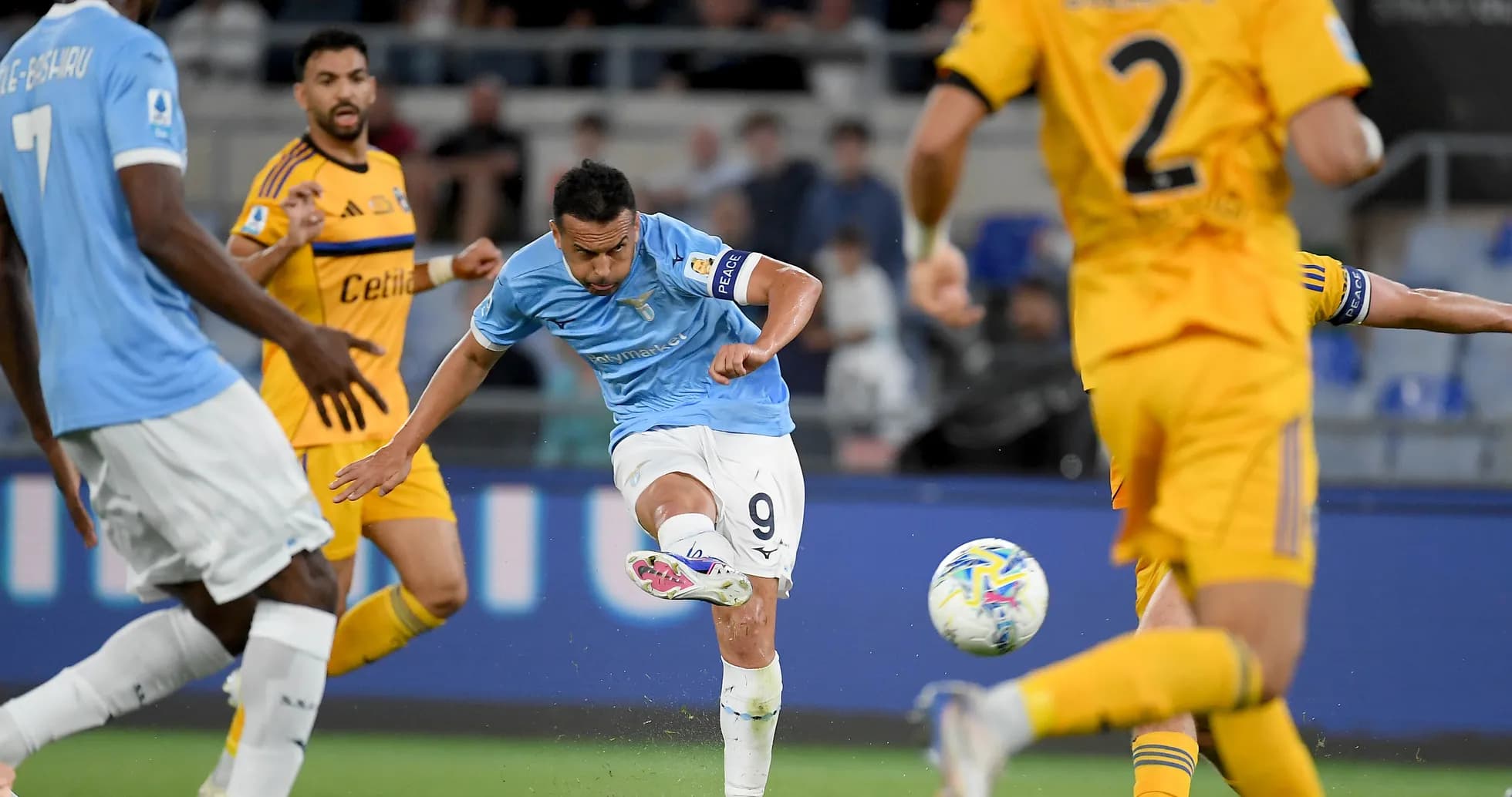 Jugador de Lazio disparando durante el partido