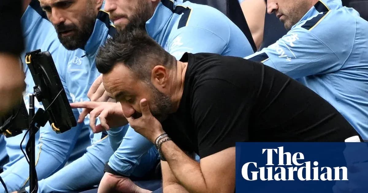 Entrenador preocupado viendo el partido desde el banquillo