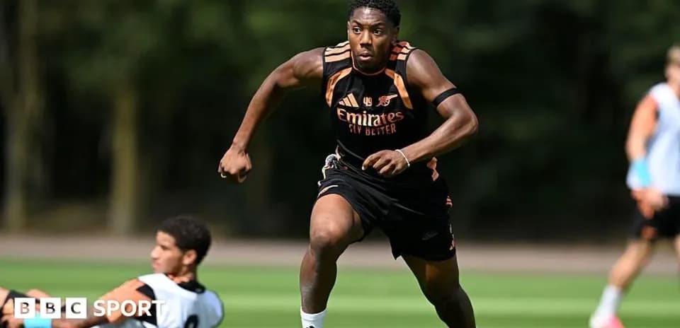 Jugador corriendo durante entrenamiento de Arsenal
