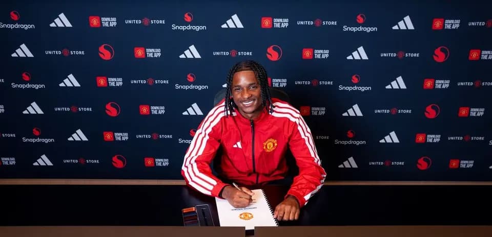 Jugador firmando contrato con el Manchester United