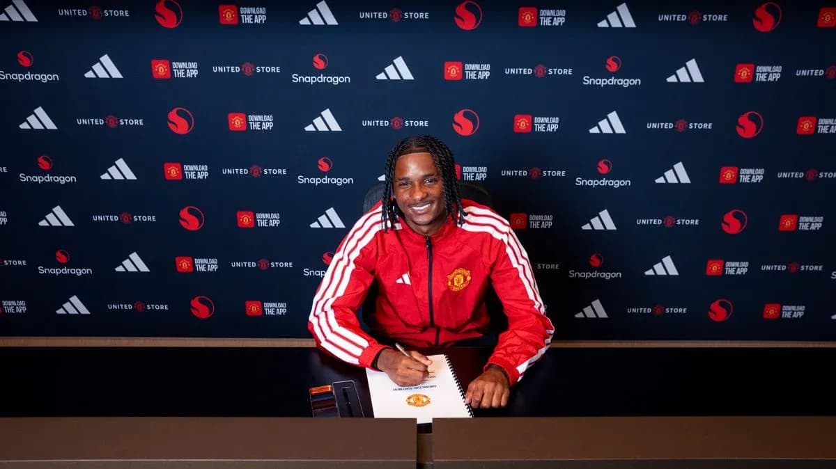 Jugador firmando contrato con el Manchester United