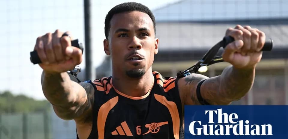 Jugador entrenando con banda elástica en campo