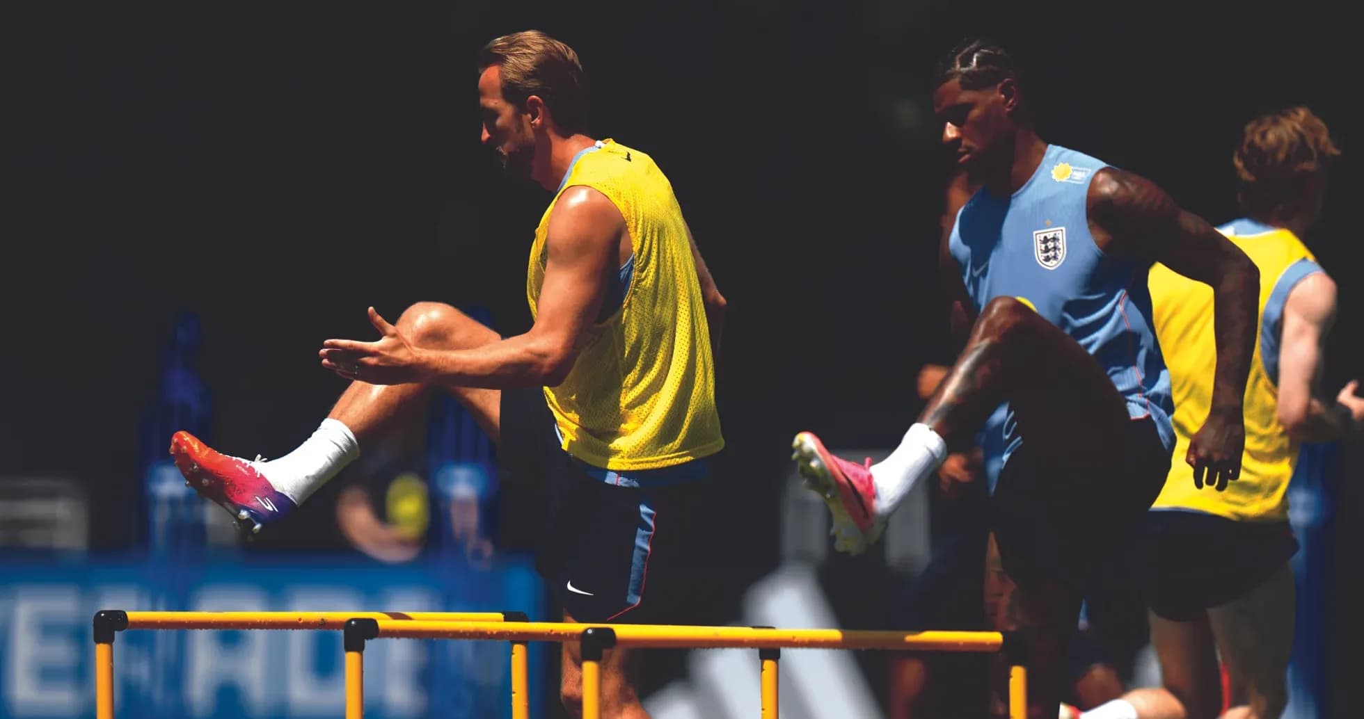 Jugadores entrenando con vallas en sesión