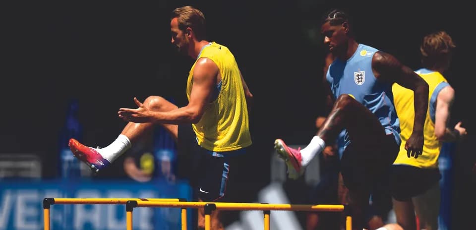 Jugadores entrenando con vallas en sesión