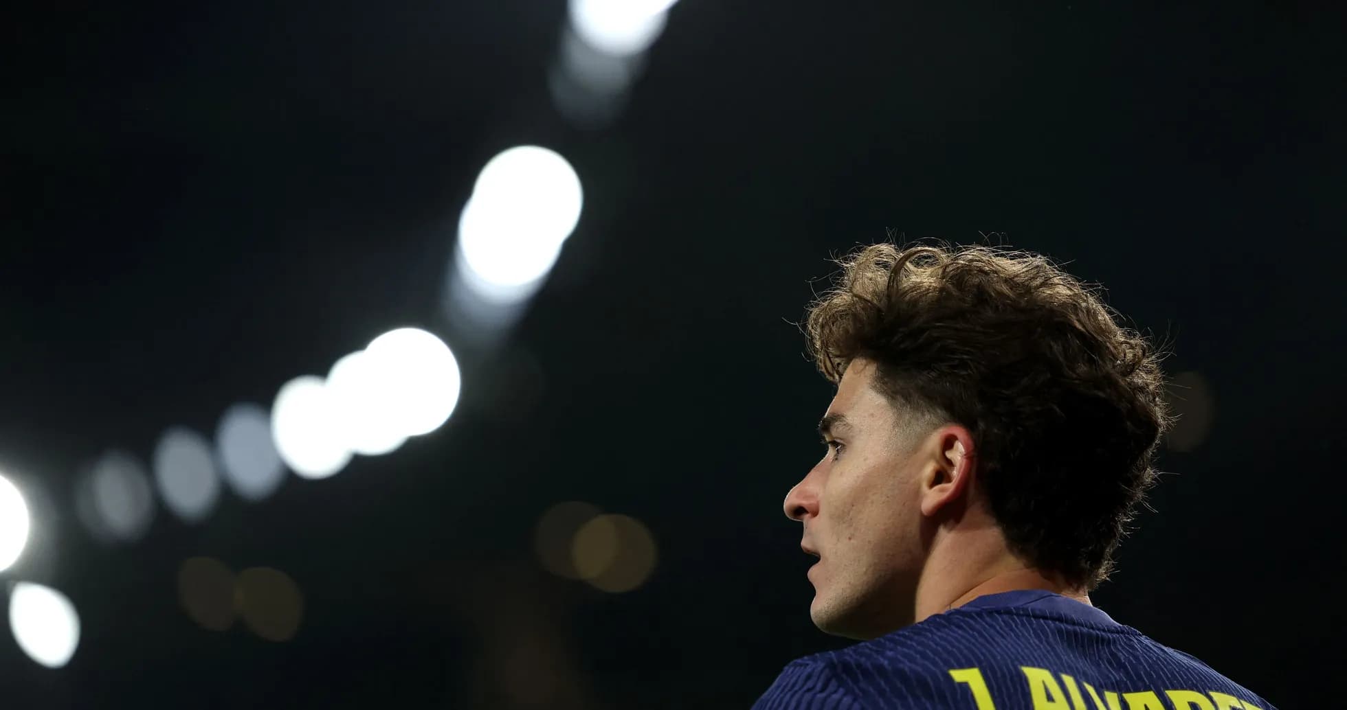 Jugador J. Álvarez mirando hacia el campo iluminado