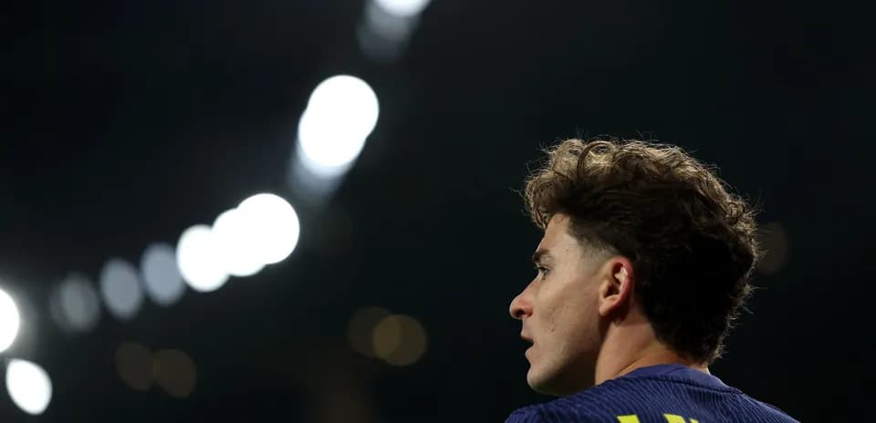 Jugador J. Álvarez mirando hacia el campo iluminado