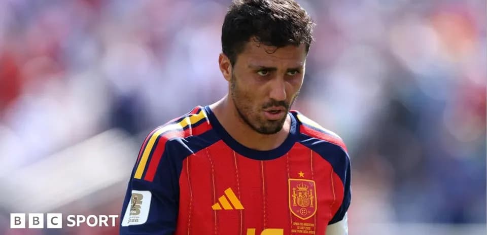 Jugador de España caminando en el campo durante el partido