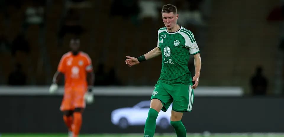 Jugador de fútbol en uniforme verde en el campo