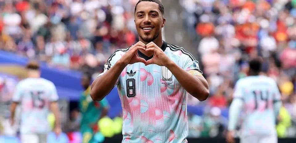 Jugador celebrando con un gesto de corazón