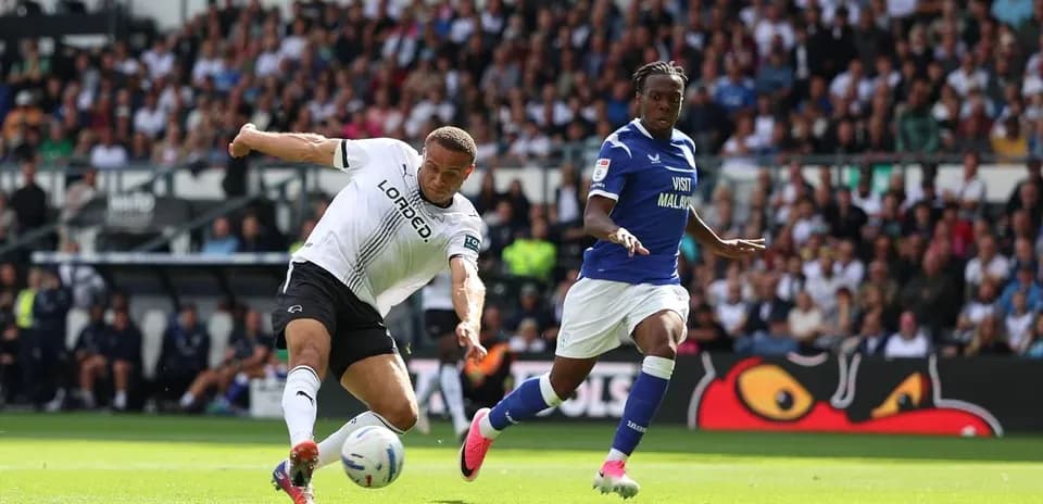 Jugador de Derby County persiguiendo el balón