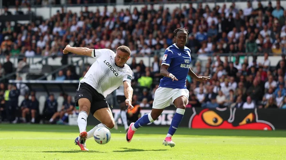 Jugador de Derby County persiguiendo el balón