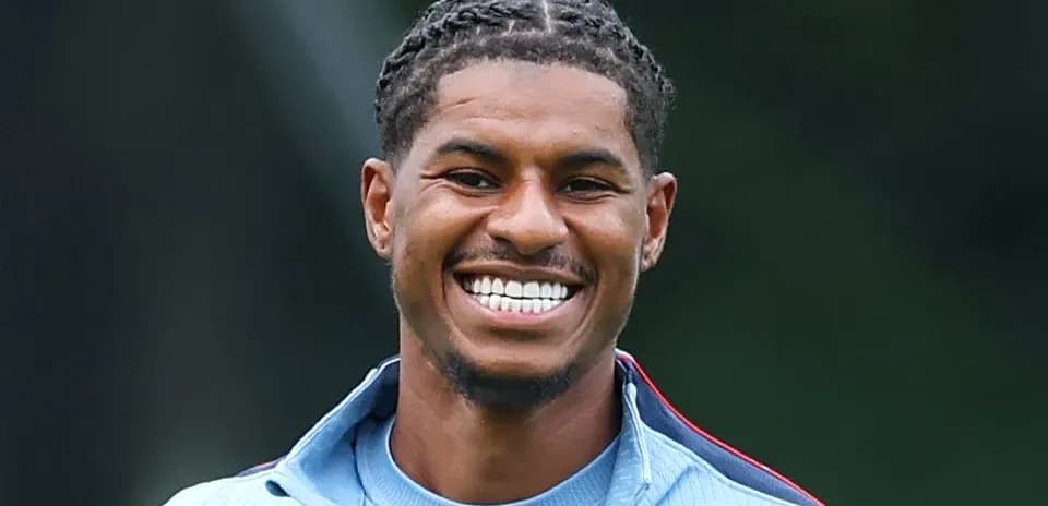 Jugador sonriendo durante sesión de entrenamiento