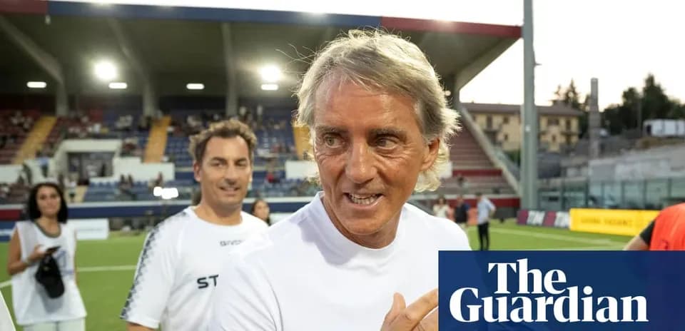 Entrenador saliendo del campo tras el partido
