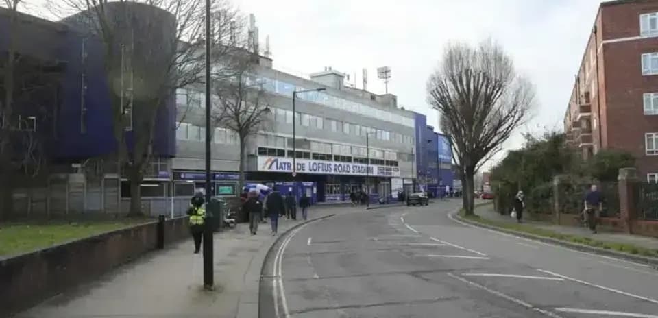 Fachada del estadio Loftus Road en Londres