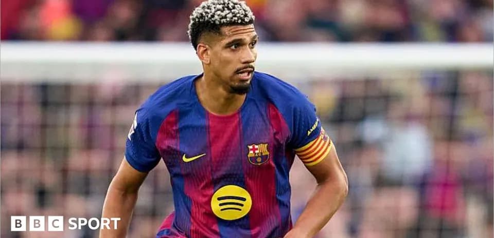 Jugador de Barcelona corriendo con balón en el campo