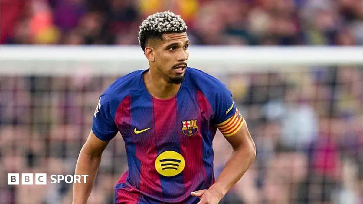 Jugador de Barcelona corriendo con balón en el campo
