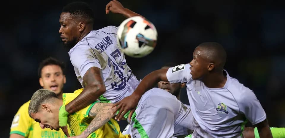 Jugadores luchando por el balón en el área