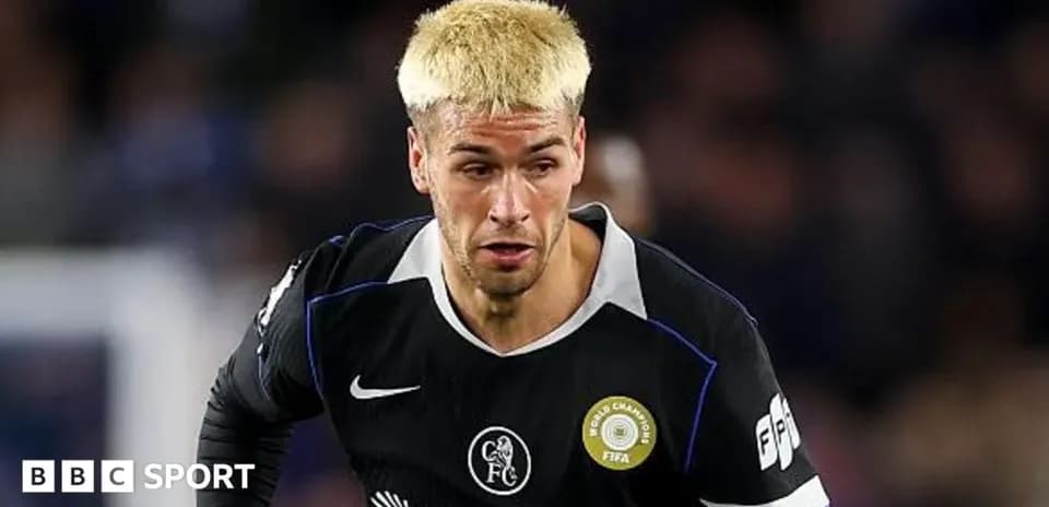 Jugador con cabello rubio en acción durante partido